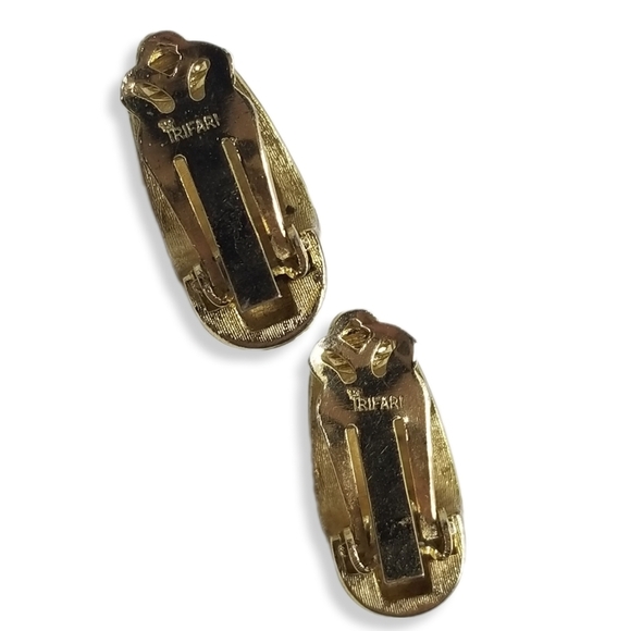 TRIFARI 1950s GOLDTONE & CREAM CLIP ON STATEMENT EARRINGS - Picture 7 of 8
